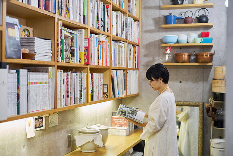 【料理家のキッチン】藤井恵さんの地下37畳スタジオ付き一戸建て。思春期の娘のストレスを救った“動線分離”の設計、器2000点を収める食器庫の全貌＆腸を整える「体にやさしい麹納豆」レシピも公開