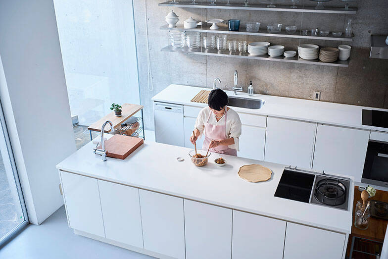 【料理家のキッチン】藤井恵さんの地下37畳スタジオ付き一戸建て。思春期の娘のストレスを救った“動線分離”の設計、器2000点を収める食器庫の全貌＆腸を整える「体にやさしい麹納豆」レシピも公開