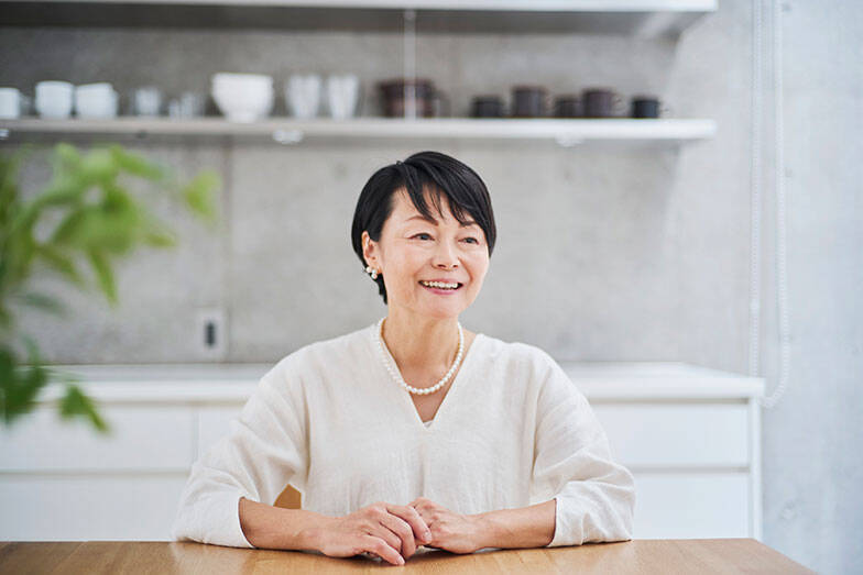 【料理家のキッチン】藤井恵さんの地下37畳スタジオ付き一戸建て。思春期の娘のストレスを救った“動線分離”の設計、器2000点を収める食器庫の全貌＆腸を整える「体にやさしい麹納豆」レシピも公開