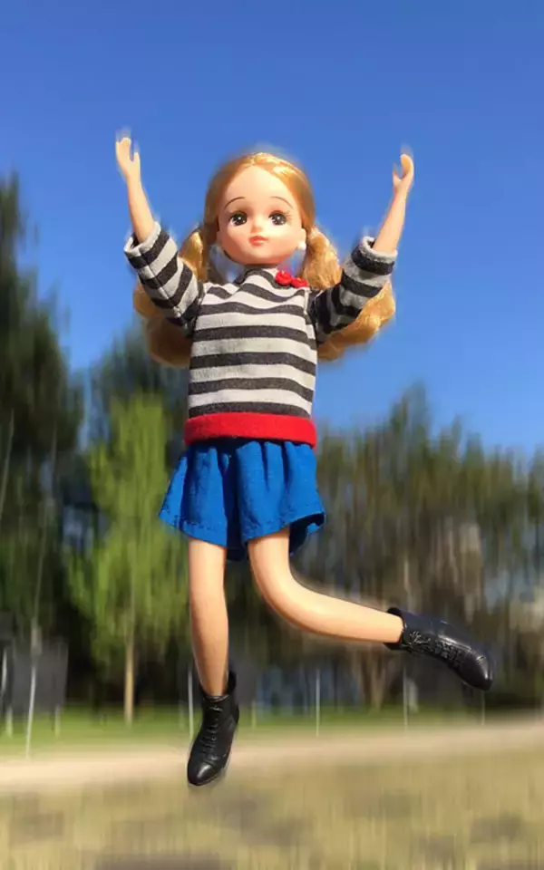 「「朝、起き抜けにガッツポーズ！」リカちゃんの超ポジティブ自宅ライフ」の画像