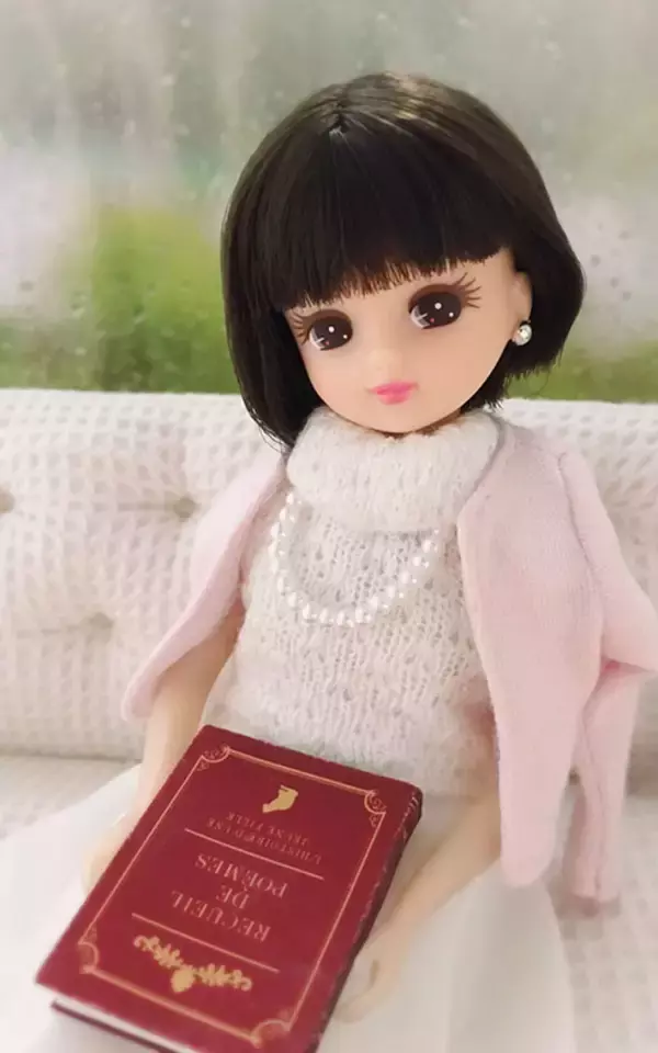 「「朝、起き抜けにガッツポーズ！」リカちゃんの超ポジティブ自宅ライフ」の画像