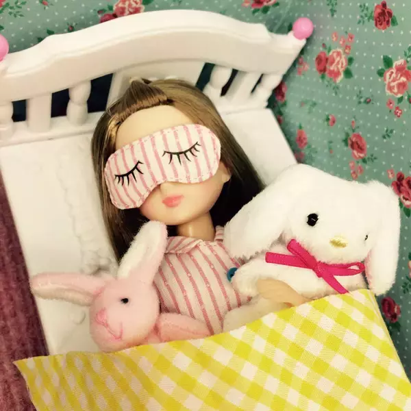 「「朝、起き抜けにガッツポーズ！」リカちゃんの超ポジティブ自宅ライフ」の画像