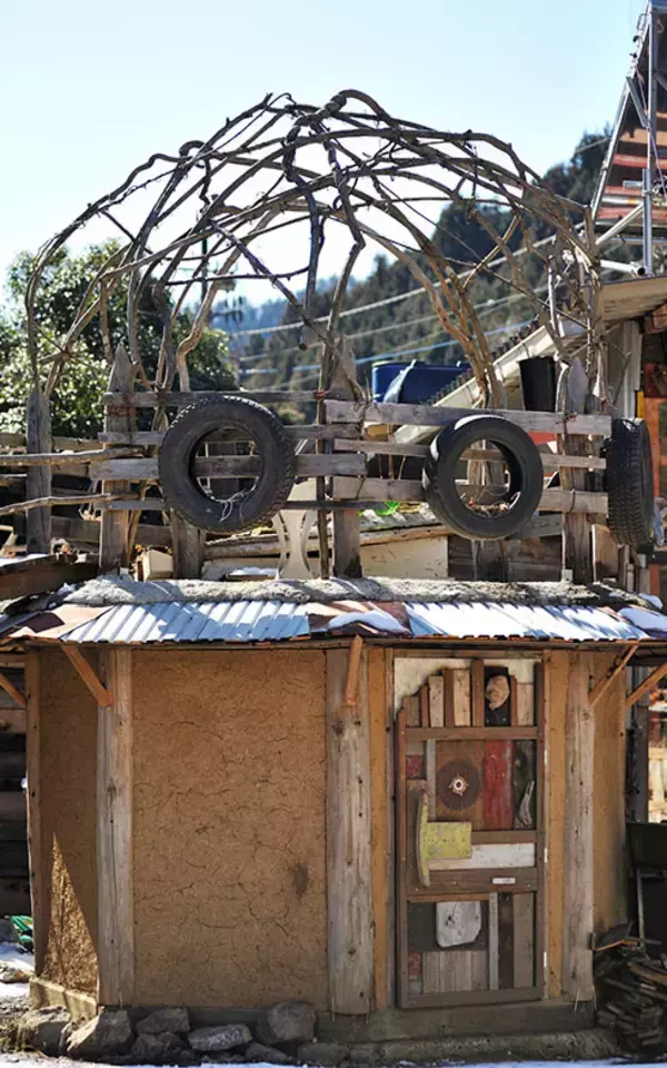 「あふれる秘密基地感！  廃工場をリノベした「廃材エコヴィレッジ」が男心をくすぐりまくり！」の画像