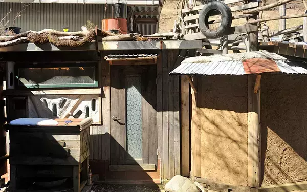 「あふれる秘密基地感！  廃工場をリノベした「廃材エコヴィレッジ」が男心をくすぐりまくり！」の画像