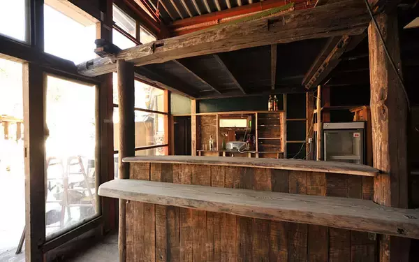 「あふれる秘密基地感！  廃工場をリノベした「廃材エコヴィレッジ」が男心をくすぐりまくり！」の画像