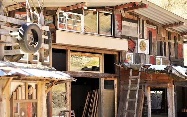 「あふれる秘密基地感！  廃工場をリノベした「廃材エコヴィレッジ」が男心をくすぐりまくり！」の画像