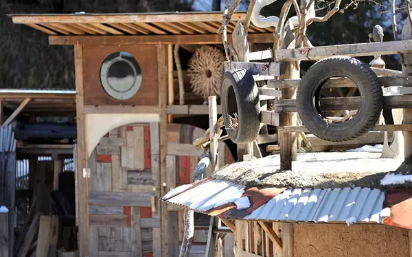 「あふれる秘密基地感！  廃工場をリノベした「廃材エコヴィレッジ」が男心をくすぐりまくり！」の画像