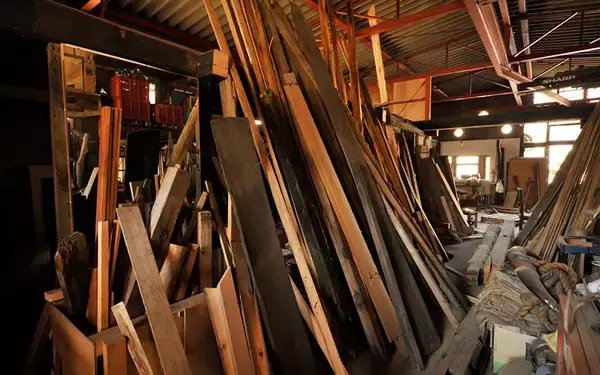 「あふれる秘密基地感！  廃工場をリノベした「廃材エコヴィレッジ」が男心をくすぐりまくり！」の画像