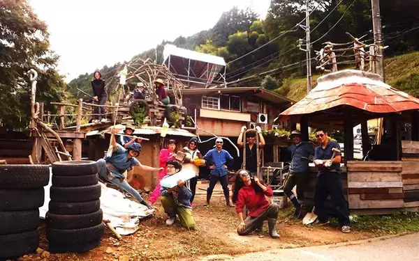 「あふれる秘密基地感！  廃工場をリノベした「廃材エコヴィレッジ」が男心をくすぐりまくり！」の画像