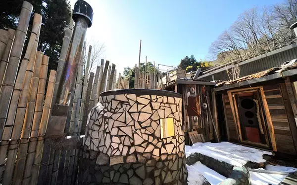 「あふれる秘密基地感！  廃工場をリノベした「廃材エコヴィレッジ」が男心をくすぐりまくり！」の画像