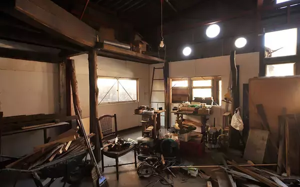 「あふれる秘密基地感！  廃工場をリノベした「廃材エコヴィレッジ」が男心をくすぐりまくり！」の画像