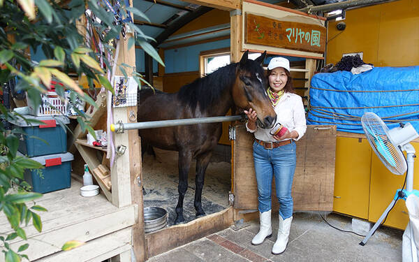 東京の住宅街に馬 自宅ガレージを馬小屋にし 馬にまたがり河原を散歩するその理由とは 17年6月9日 エキサイトニュース