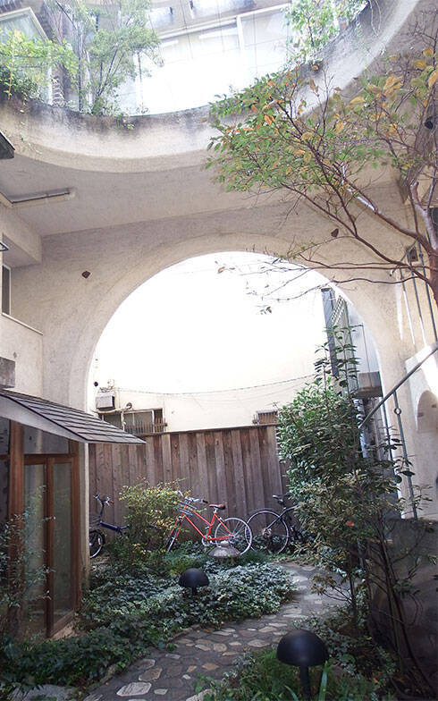 まるでジブリの世界　「中庭アパルトメント」の美と機能【名物賃貸におじゃまします（1）】