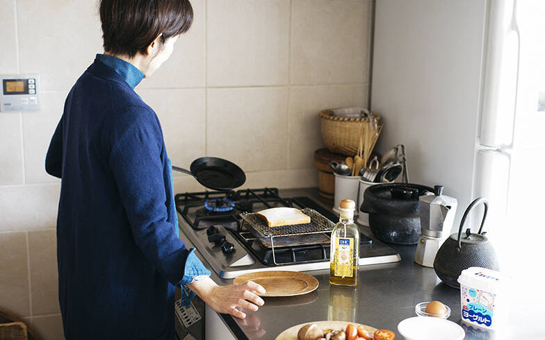 料理家のキッチンと朝ごはん[3]前編 ワタナベマキさんの10分でできるカリッふわっトーストと目玉焼き