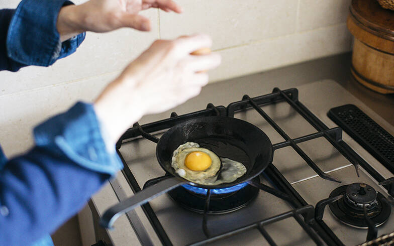 料理家のキッチンと朝ごはん[3]前編 ワタナベマキさんの10分でできるカリッふわっトーストと目玉焼き