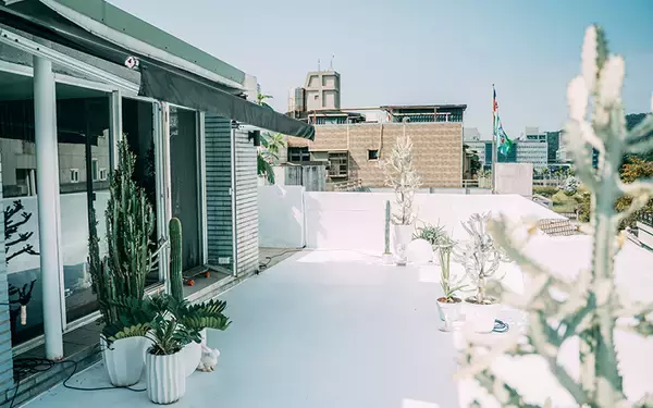 「台湾の家と暮らし[2] 植物好きクリエイター男子が住む、広々テラスの贅沢屋上ワンルーム in台北」の画像