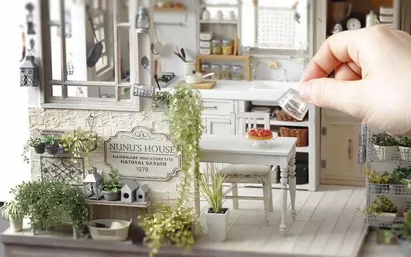ミニチュア作家・田中智氏の世界におじゃまします！ 1/12サイズの家はキッチンもスイーツもリアル