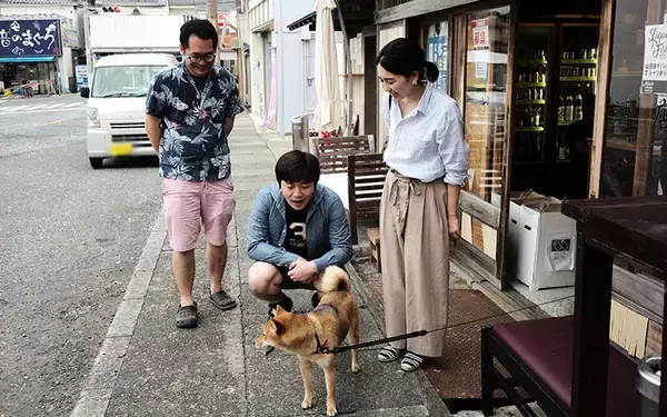 「デュアルライフ・二拠点生活[12] 新鮮マグロに採れたて野菜。5組11人が集う三崎港ビューの“シェア別荘”とは？」の画像