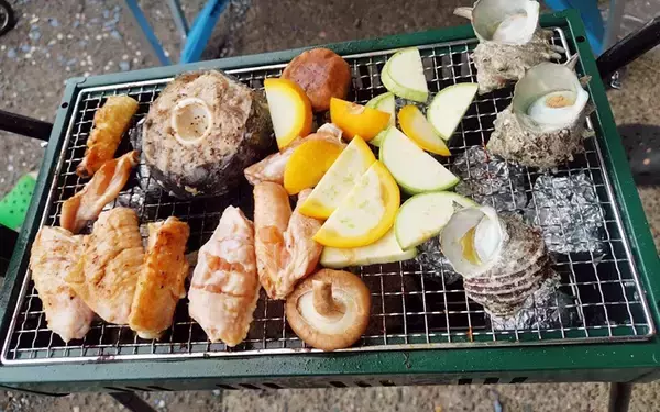 「デュアルライフ・二拠点生活[12] 新鮮マグロに採れたて野菜。5組11人が集う三崎港ビューの“シェア別荘”とは？」の画像