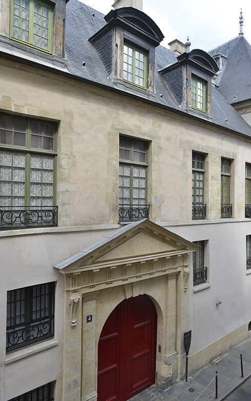 パリの暮らしとインテリア[1]ヴィンテージ家具に囲まれたデザイナー家族のアパルトマン