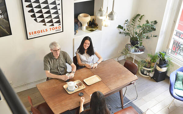 パリの暮らしとインテリア 1 ヴィンテージ家具に囲まれたデザイナー家族のアパルトマン 19年8月1日 エキサイトニュース