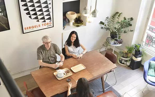 パリの暮らしとインテリア[1]ヴィンテージ家具に囲まれたデザイナー家族のアパルトマン