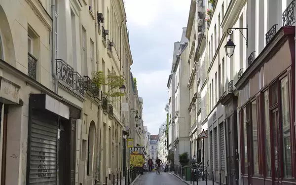 「パリの暮らしとインテリア[1]ヴィンテージ家具に囲まれたデザイナー家族のアパルトマン」の画像