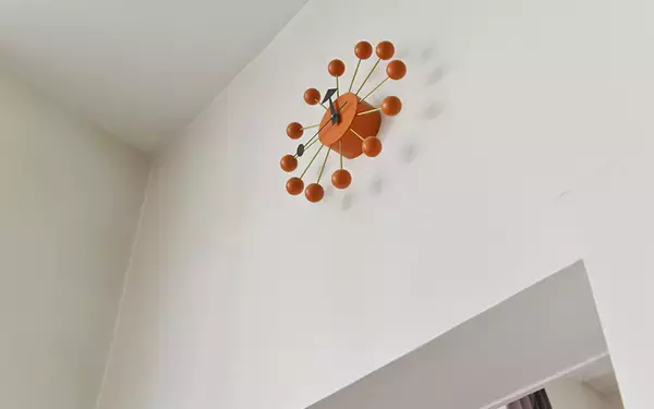 「パリの暮らしとインテリア[1]ヴィンテージ家具に囲まれたデザイナー家族のアパルトマン」の画像