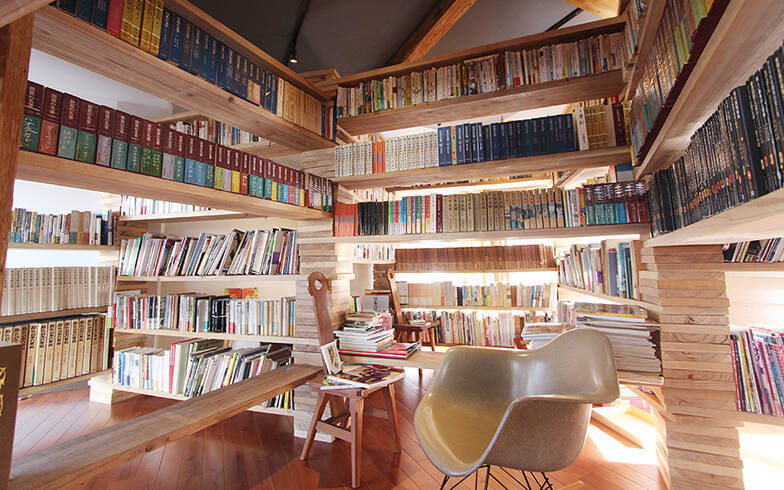 宇都宮「もみじ図書館」築50年の古アパートが変身。ゆるいつながりで街ににぎわいを