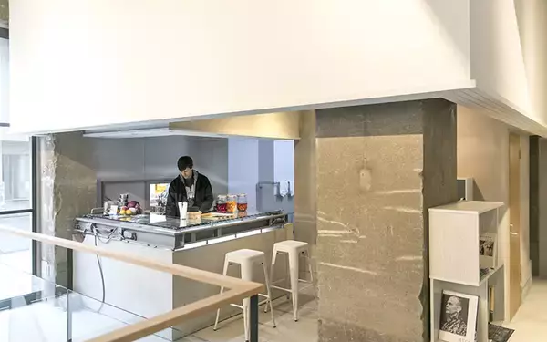 「住んで、創作して、働いて、プレゼンする。職住一体型アーティストレジデンス＆アートホテル「KAGANHOTEL」」の画像