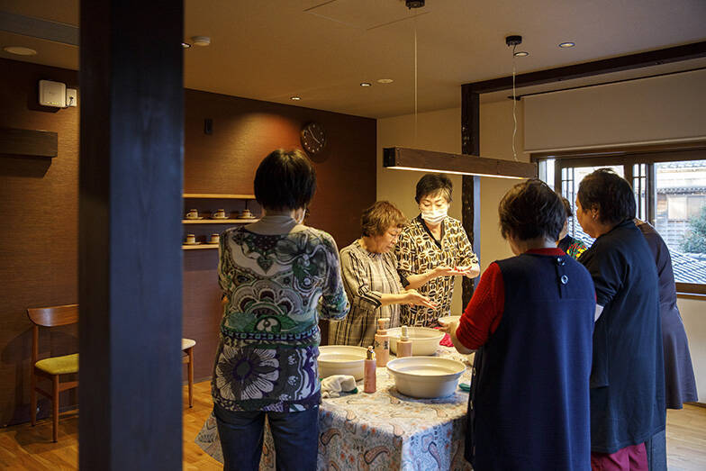 高齢者も障がい者も“ごちゃまぜ”に暮らす。空き家を活用した街「輪島KABULET」