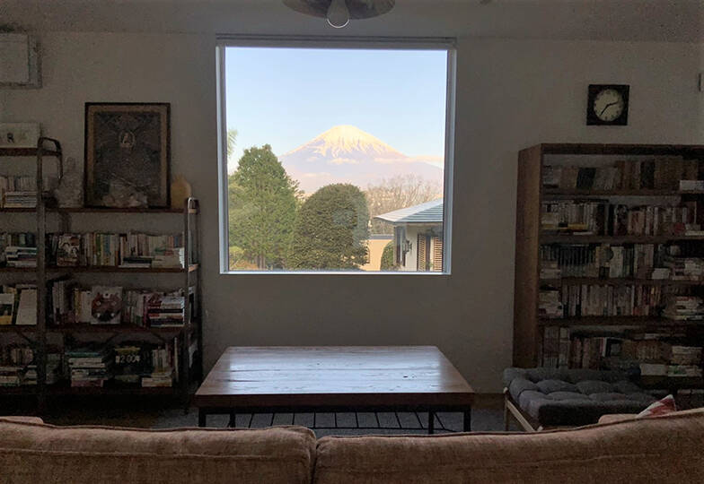 人気落語家・柳家花緑が二拠点生活をはじめた理由。窓一面に富士山の見えるお気に入りの空間