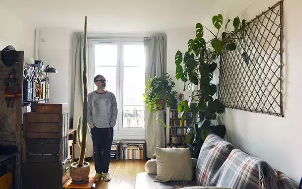 「パリの暮らしとインテリア[9]家具は古材でDIY！ テキスタイルデザイナーが暮らす市営アパルトマン」の画像