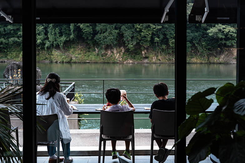 「洪水被害をうけた熊本県人吉市にもう一度、光を」。倒産寸前の川下りを新名所にした「HASSENBA」のドラマ