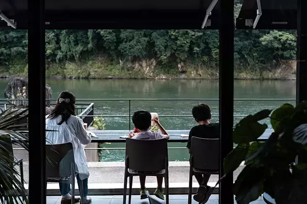 「「洪水被害をうけた熊本県人吉市にもう一度、光を」。倒産寸前の川下りを新名所にした「HASSENBA」のドラマ」の画像