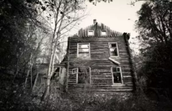 暑い夏をひんやりさせる心霊スポット。その陰にひそむものとは？