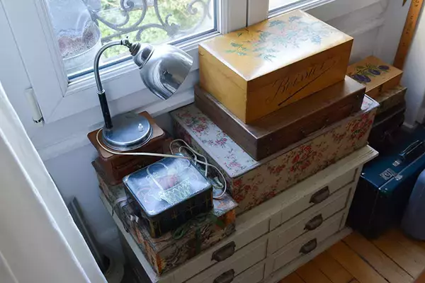 「75歳パリジェンヌの一人暮らし。古道具コレクションの収納術が素敵すぎる！ 映画みたいな60平米アパルトマン　パリの暮らしとインテリア[22]」の画像