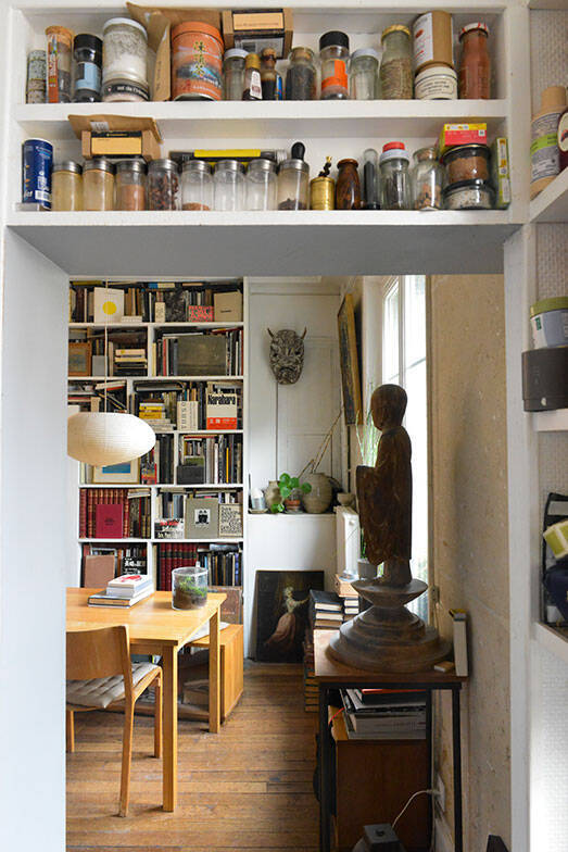 パリの美術修復家がセルフリノベした43平米アパルトマンが素敵すぎる！ ”道端で拾ったもの”で自作した「侘び寂び」空間　パリの暮らしとインテリア[21]