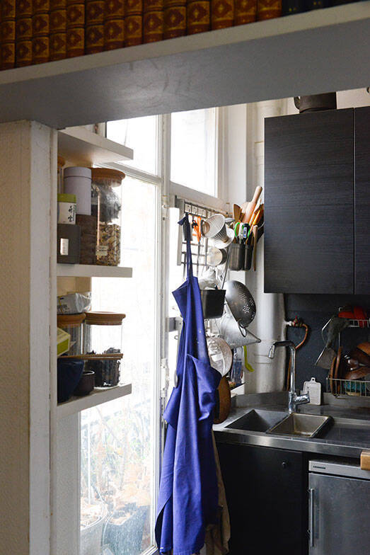 パリの美術修復家がセルフリノベした43平米アパルトマンが素敵すぎる！ ”道端で拾ったもの”で自作した「侘び寂び」空間　パリの暮らしとインテリア[21]