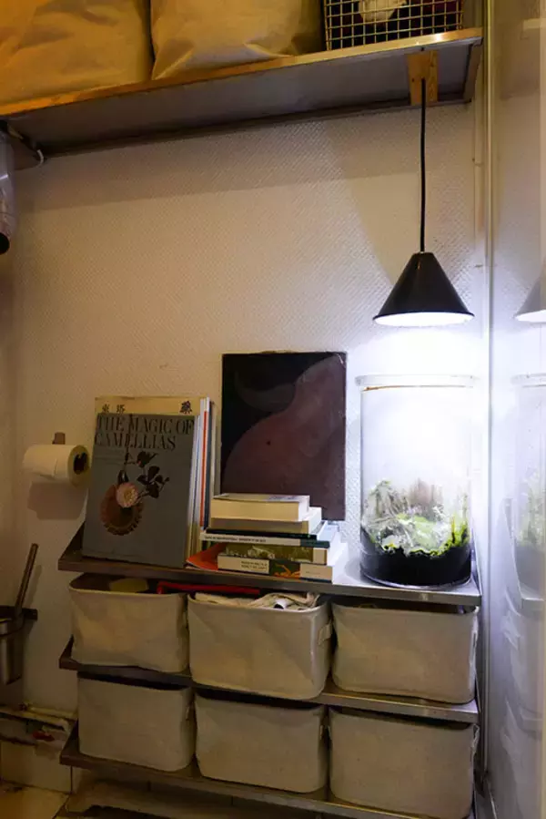 「パリの美術修復家がセルフリノベした43平米アパルトマンが素敵すぎる！ ”道端で拾ったもの”で自作した「侘び寂び」空間　パリの暮らしとインテリア[21]」の画像