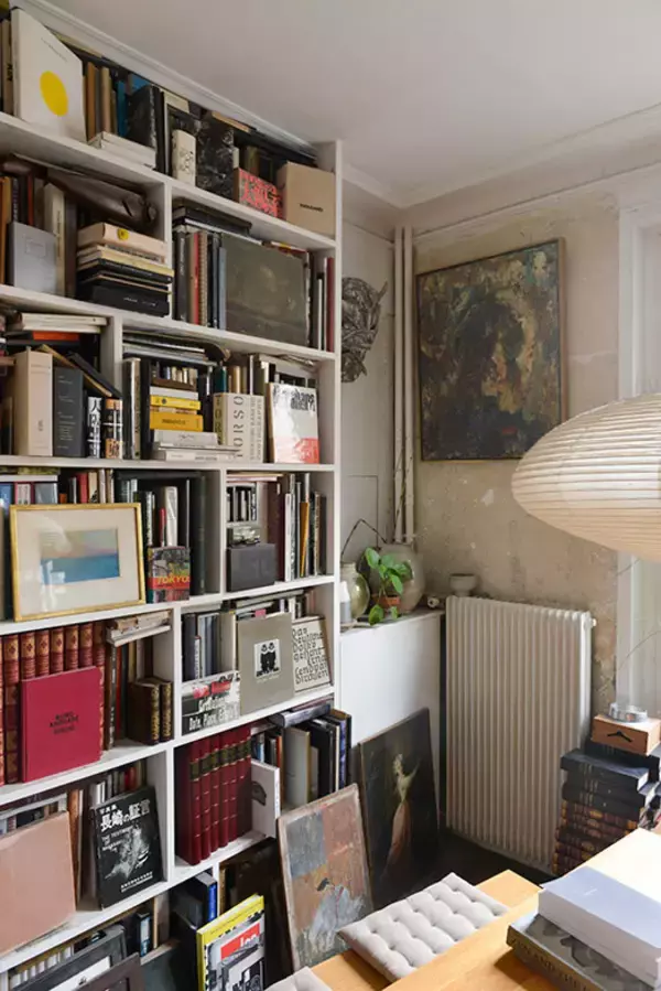 「パリの美術修復家がセルフリノベした43平米アパルトマンが素敵すぎる！ ”道端で拾ったもの”で自作した「侘び寂び」空間　パリの暮らしとインテリア[21]」の画像