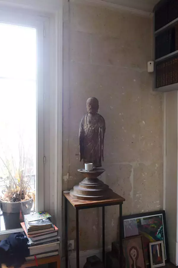 「パリの美術修復家がセルフリノベした43平米アパルトマンが素敵すぎる！ ”道端で拾ったもの”で自作した「侘び寂び」空間　パリの暮らしとインテリア[21]」の画像