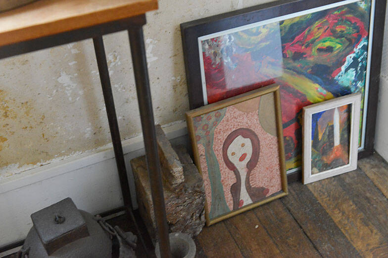 パリの美術修復家がセルフリノベした43平米アパルトマンが素敵すぎる！ ”道端で拾ったもの”で自作した「侘び寂び」空間　パリの暮らしとインテリア[21]