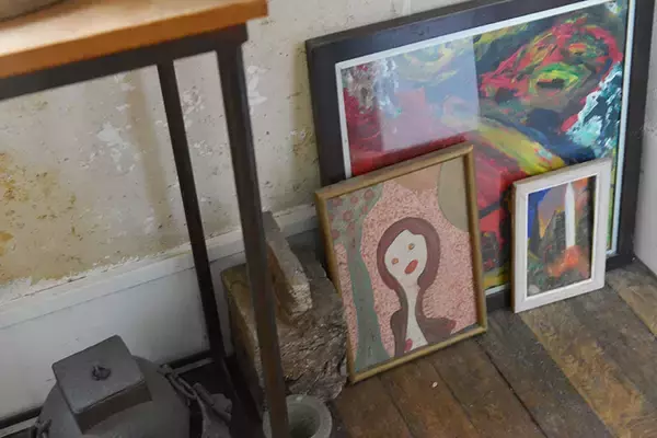 「パリの美術修復家がセルフリノベした43平米アパルトマンが素敵すぎる！ ”道端で拾ったもの”で自作した「侘び寂び」空間　パリの暮らしとインテリア[21]」の画像