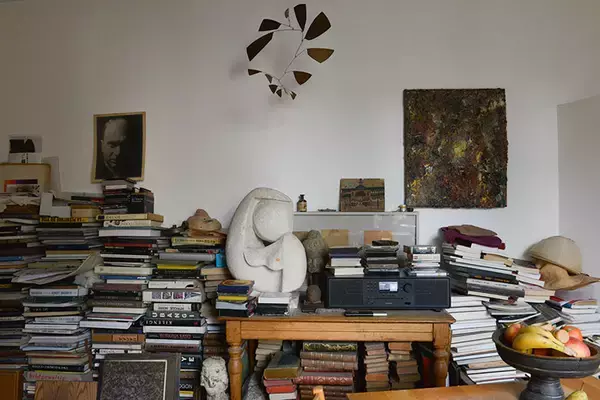 「パリの美術修復家がセルフリノベした43平米アパルトマンが素敵すぎる！ ”道端で拾ったもの”で自作した「侘び寂び」空間　パリの暮らしとインテリア[21]」の画像