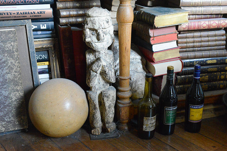 パリの美術修復家がセルフリノベした43平米アパルトマンが素敵すぎる！ ”道端で拾ったもの”で自作した「侘び寂び」空間　パリの暮らしとインテリア[21]