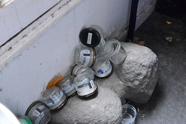 パリの美術修復家がセルフリノベした43平米アパルトマンが素敵すぎる！ ”道端で拾ったもの”で自作した「侘び寂び」空間　パリの暮らしとインテリア[21]