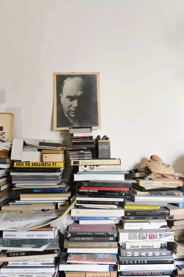 「パリの美術修復家がセルフリノベした43平米アパルトマンが素敵すぎる！ ”道端で拾ったもの”で自作した「侘び寂び」空間　パリの暮らしとインテリア[21]」の画像