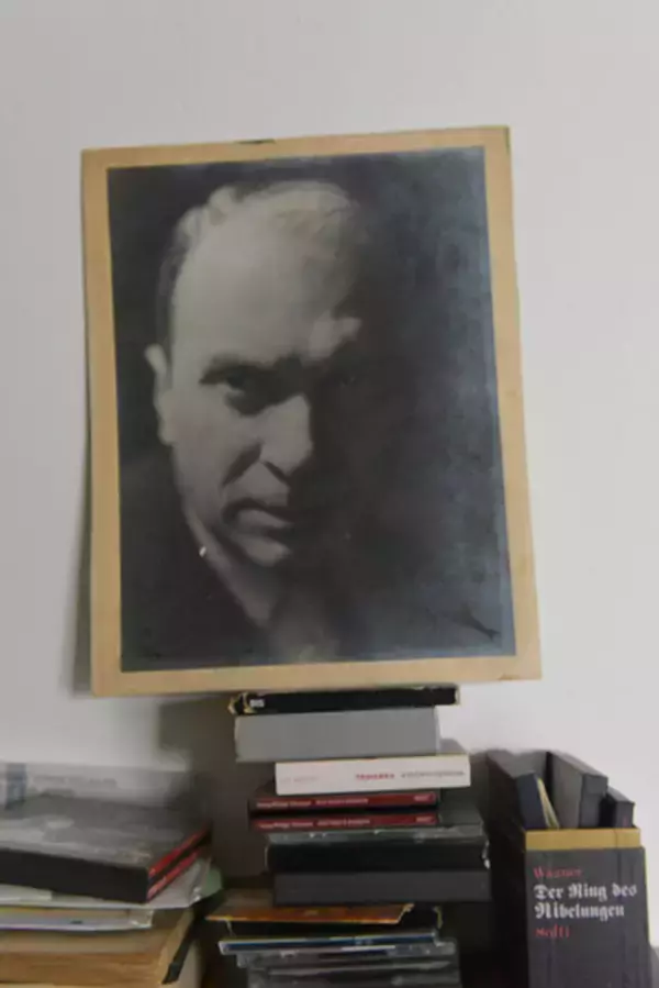 「パリの美術修復家がセルフリノベした43平米アパルトマンが素敵すぎる！ ”道端で拾ったもの”で自作した「侘び寂び」空間　パリの暮らしとインテリア[21]」の画像