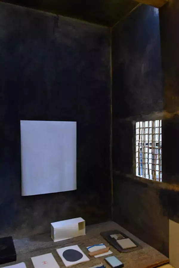 「パリの美術修復家がセルフリノベした43平米アパルトマンが素敵すぎる！ ”道端で拾ったもの”で自作した「侘び寂び」空間　パリの暮らしとインテリア[21]」の画像